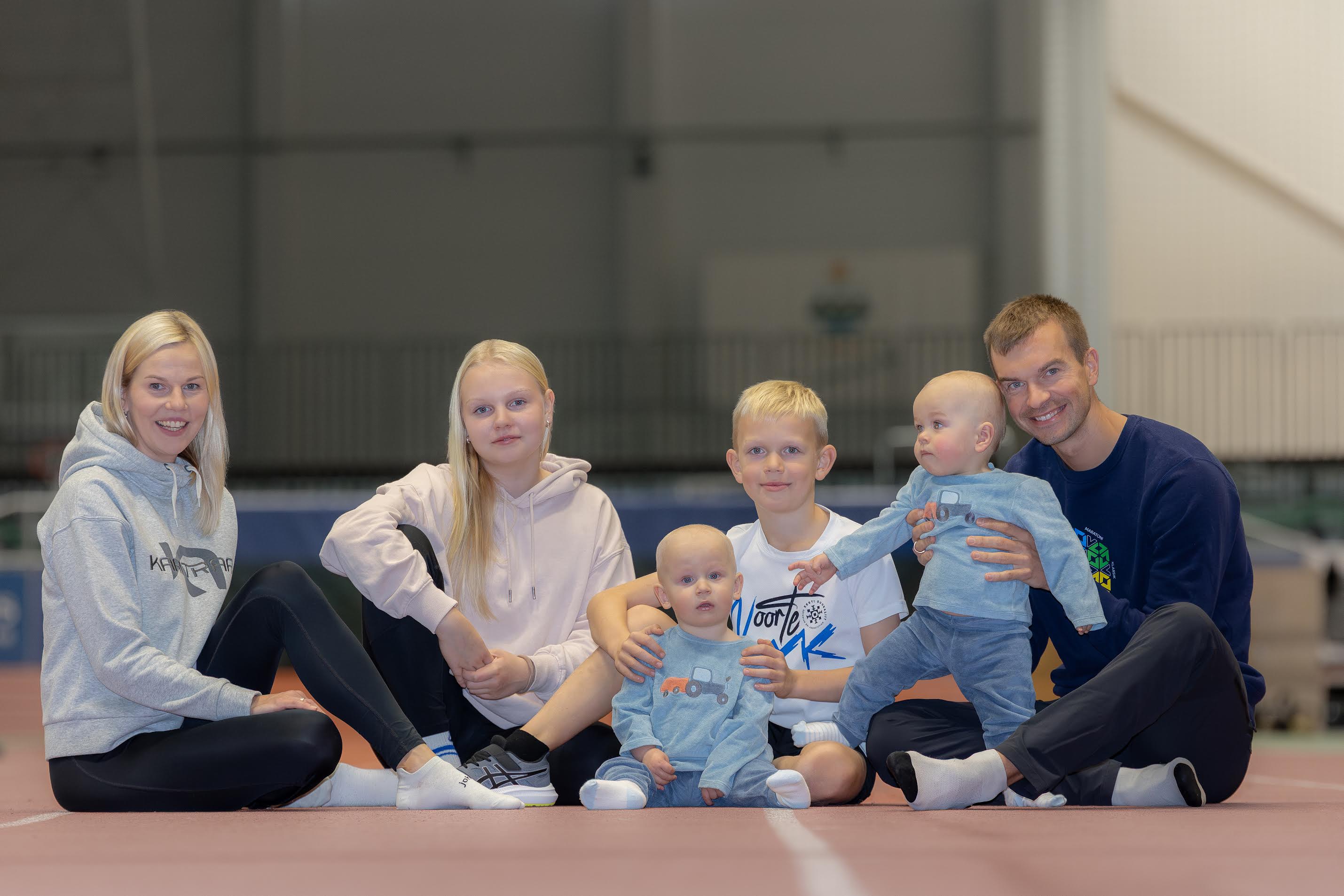 Raido Ränkeli jaoks tuli tippsportlase karjäärist loobumine tema ellu õigel ajal, mil perre sündisid kaksikud. Nüüd näitab ta eesmärgistatud tulemusi harrastusportlasena ning on kogu pere spordipisikuga nakatanud. Fotol koos perega (vasakult): abikaasa Kertu, tütar Loreen Shisell ning pojad Tobias, Ron Lukas ja Darius. Foto: AIGAR NAGEL Raido Ränkeli jaoks tuli tippsportlase karjäärist loobumine tema ellu õigel ajal, mil perre sündisid kaksikud. Nüüd näitab ta eesmärgistatud tulemusi harrastusportlasena ning on kogu pere spordipisikuga nakatanud. Fotol koos perega (vasakult): abikaasa Kertu, tütar Loreen Shisell ning pojad Tobias, Ron Lukas ja Darius. Foto: AIGAR NAGEL